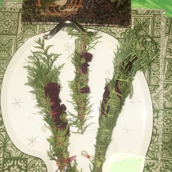 Yule botanical bouquet wand small- handmade holiday gift decor dried floral - Picture 4 of 4